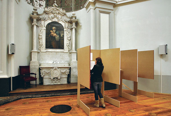 Amszterdamban szerdán a választásokra beengedték a politikát a templomba