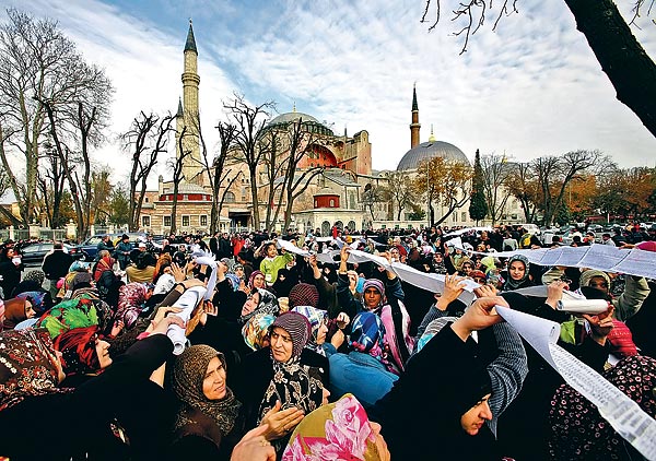 A múzeummá alakított bizánci szentély, majd mecset visszaszerzését követelik az iszlám tüntetõk Isztambulban