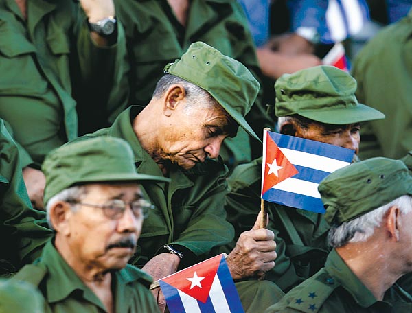 Castro harcostársainak egy csoportja a díszszemle páholyában