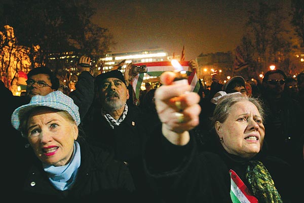 Megbénította a budapesti  belváros forgalmát tegnap este az utcára vonult mintegy félezer tüntetõ