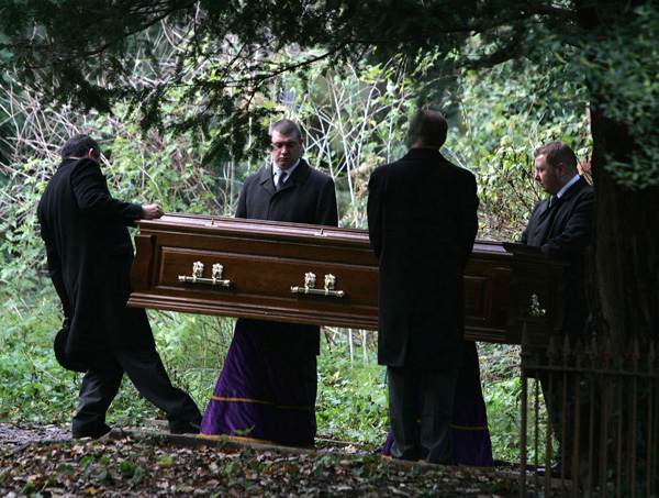 Alekszander Litvinyenko egykori orosz titkosszolgálati alezredes temetése a londoni Highgate temetõben