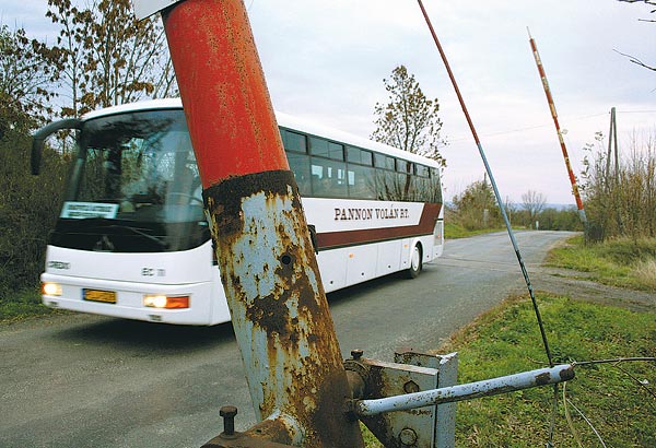 Busz a sorompóban. Szabad az út a reformok elõtt