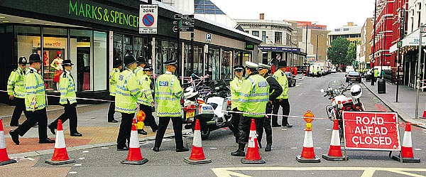 Rendõrségi zár a 2005-ös londoni metrórobbantás után. A terrorizmus felértékeli a készenléti kommunikáció szerepét 