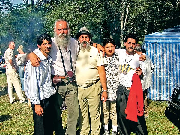 Máté Mihály (balról a második) barátai társaságában