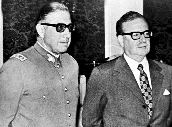 Ezen az archív felvételen Augusto Pinochet még hadsereg-fõparancsnok, aki kevéssel késõbb elnöke, Salvador Allende (jobboldalt) ellen hajt végre puccsot  F