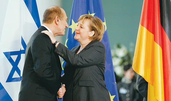 Angela Merkel üdvözli Berlinben az izraeli kormányfõt