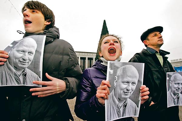 Ellenzéki aktivisták az emberi jogok napján, vasárnap Minszkben tiltakoztak Kozulin képével a kezükben