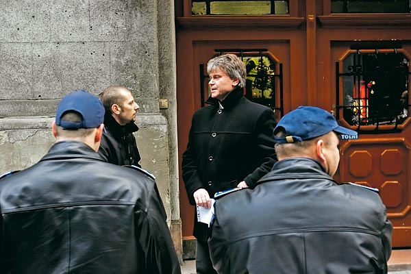 Bíber József Tibor, a Jobbik alelnöke petíciót akart átadni Kolompár Orbánnak a megszaporodó roma bûncselekményekrõl. Az Országos Cigány Önkormányzat vezetõje az írást nem vette át