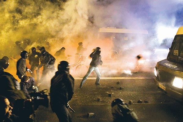 Hét végi jelenetek Koppenhágában: lángok, Molotov-koktél és rendõrségi könnygázgránátok