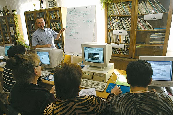 Számítógép-oktatás az alsómocsoládi könyvtárban