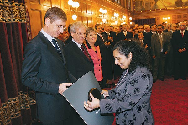 Kisebbségek napja Gyurcsány Ferenc kormányfõ tegnap az Országházban átadta a Kisebbségekért Díjat, amelyet tizennégyen vehettek át, köztük Rézmûves Melinda (képünkön)