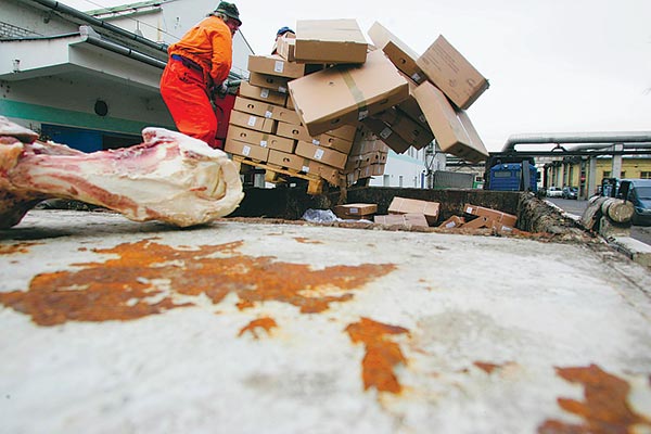 A raktárba érkezõ szállítmányok megszaporodtak a karácsonyi szezon elõtt