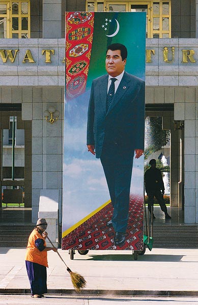 Nyijazov óriás portréja Asgabatban