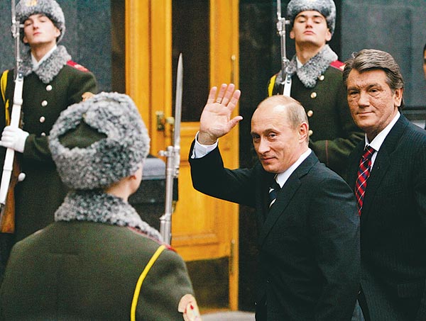 Putyin és vendéglátója, Juscsenko a megbeszélések elõtt. Jól kijöttek egymással