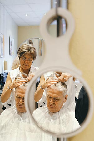 Dupla vágás: a magasabb bér- és alapanyagköltség emeli a frizuraigazítás árát