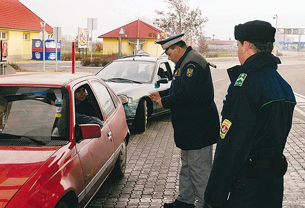 Közös határellenõrzés a romániai oldalon  F