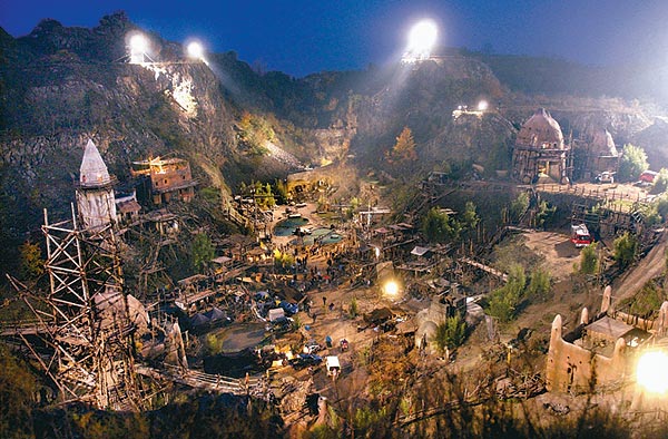Több mint ötmilliárdot hagytak itt a Ság-hegy kráterében középkori falut építõ amerikai filmesek, az Eragon készítõi
