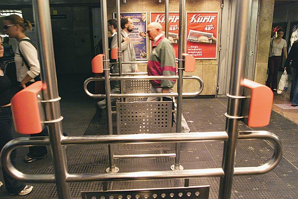 Az elavult rendszeren a metróban és a földalattin használt jegykezelõk alkalmazásával lehetne javítani