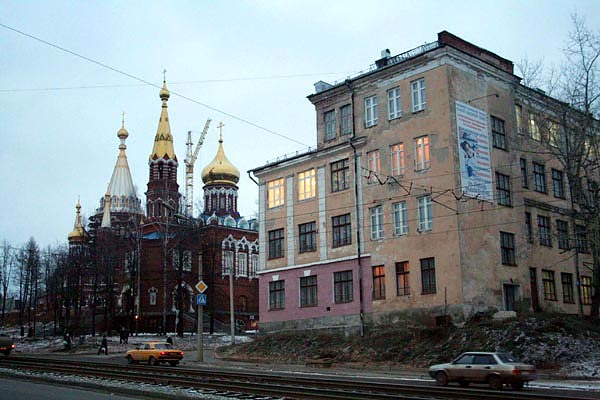 A Mihajlovszkij-székesegyház, mellette a nõvérszálló
