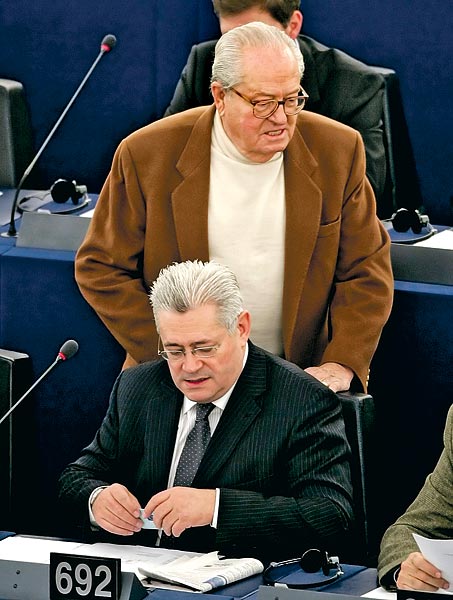 Bruno Gollnisch - mögötte Jean-Marie Le Pen - az Európai Parlament plenáris ülésén