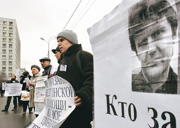 Orosz emberjogi aktivisták Litvinyenko portréjával tiltakoznak a moszkvai belügyminisztérium elõtt
