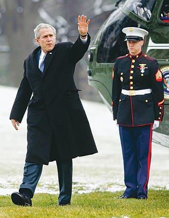 Bush visszatér a Fehér Házba Camp Davidbõl, ahol beszédén dolgozott