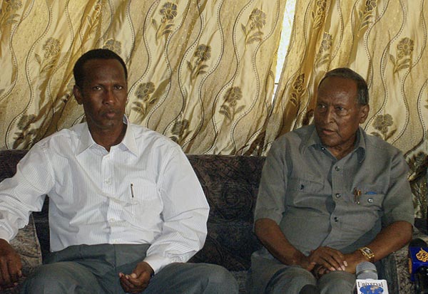 Ali Mohamed Gedi miniszterlenök és Abdullahi Yusuf Ahmed köztársasági elnök Mogadishuban