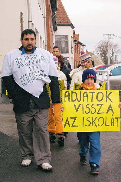 Tüntetés az iskola elõtt