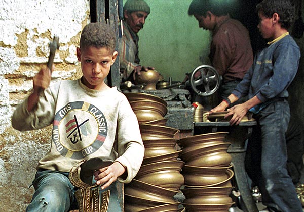 Iskolás korú gyermekmunkás Marrakeshben