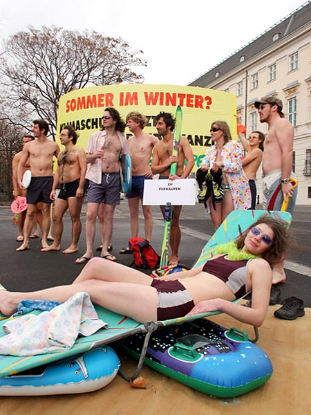 'Nyár a télben! Klímavédelmet most!' - Greenpeace aktivisták a bécsi Kancelláriai Hivatal elõtt