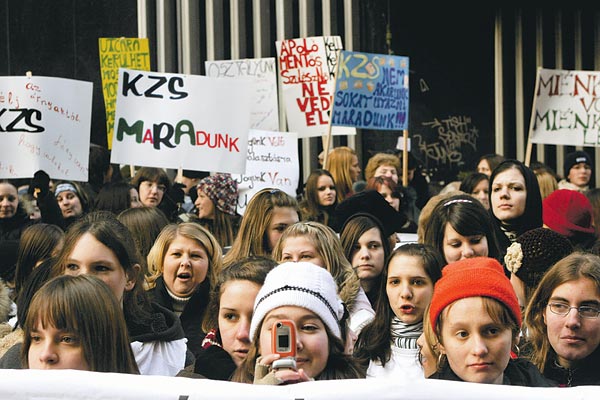 A tiltakozás már megkezdõdött: a Kossuth Zsuzsa iskola átszervezése ellen tüntetõk