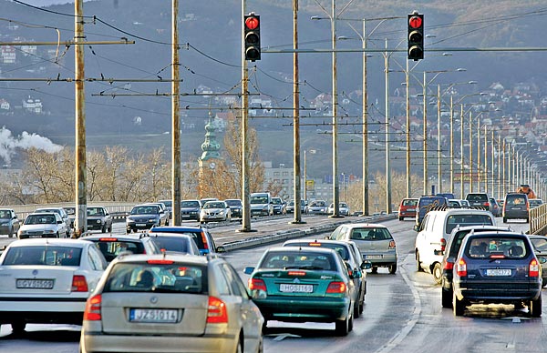 A lámpa miatt egyelõre nincsenek dugók. Igaz, a forgalom is a szokásos év eleji: csendes