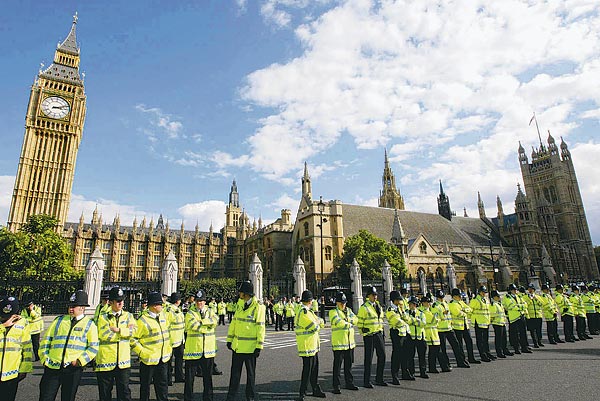 Rendõri biztosítás a londoni parlament elõtt