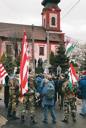 A Jobbik tüntetett Ujhelyi ellen