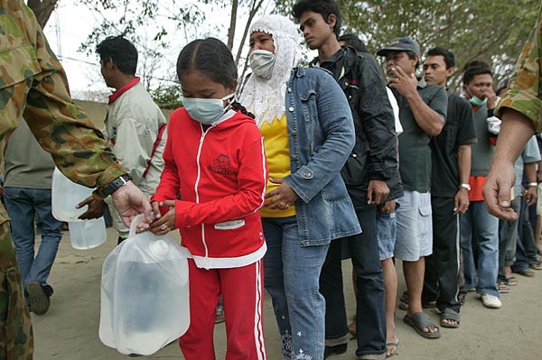 Sorbanállás tiszta ivóvízért Banda Aceh-ben. Az iható vizet a katasztrófa utáni elsõ hetekben az ausztrál hadsereg katonái biztosították. Sikeres akciójuk hozzájárult ahhoz, hogy nem tört ki nagyobb járvány a katasztrófa sújtotta területen