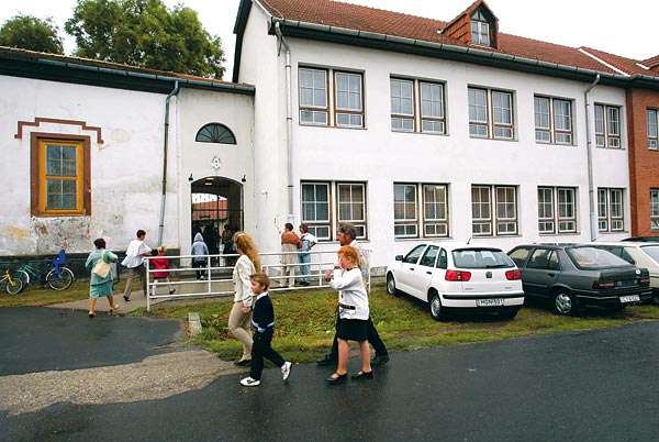 Évnyitó 2003-ban - az iskolát kettéosztották