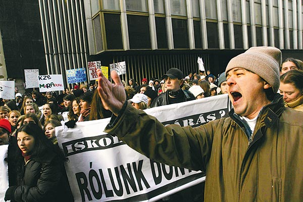 A Kossuth Zsuzsa megszüntetése ellen tiltakozók a városháza elõtt