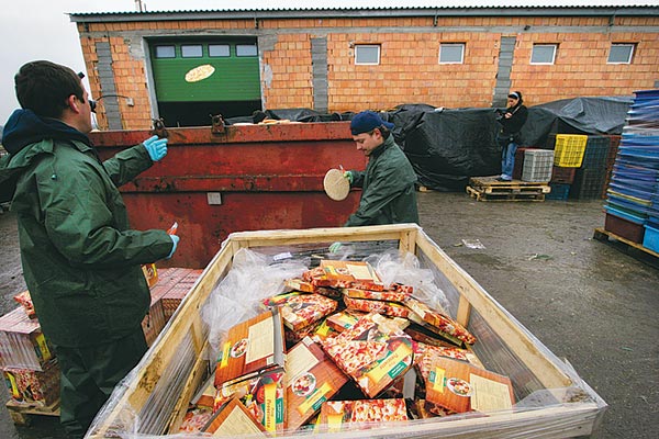 Pizzakicsomagolás a Biofaktor ócsai telepén. Az étel nem játék