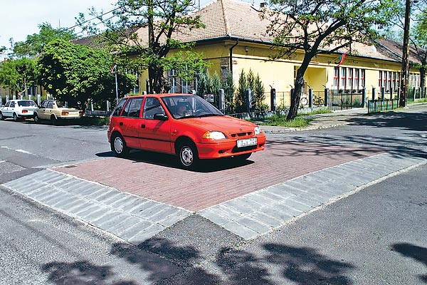 Lakossági panaszokra sok kerületben átépítették a meredek fekvõrendõröket