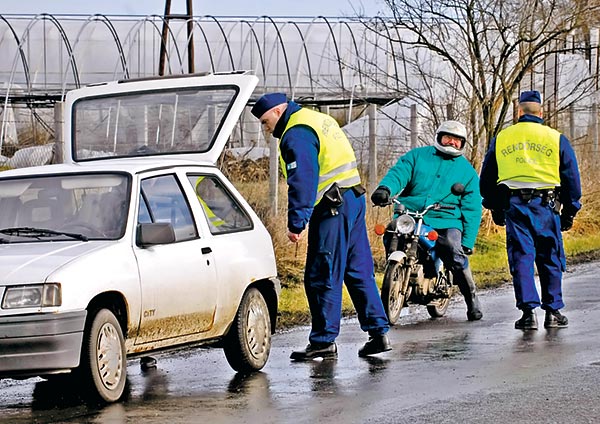 Feloldották a zárlatot - rendõri ellenõrzés Szentes határában, 2007 januárban