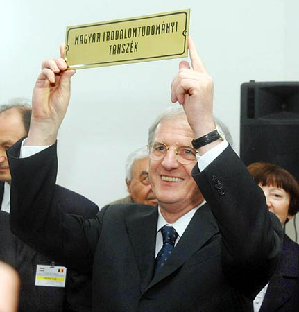 Sólyom László romániai látogatásán felmutatja a táblát, amelynek kihelyezéséért elbocsátották Hantz Pétert, a Babes-Bolyai Tudományegyetem oktatóját
