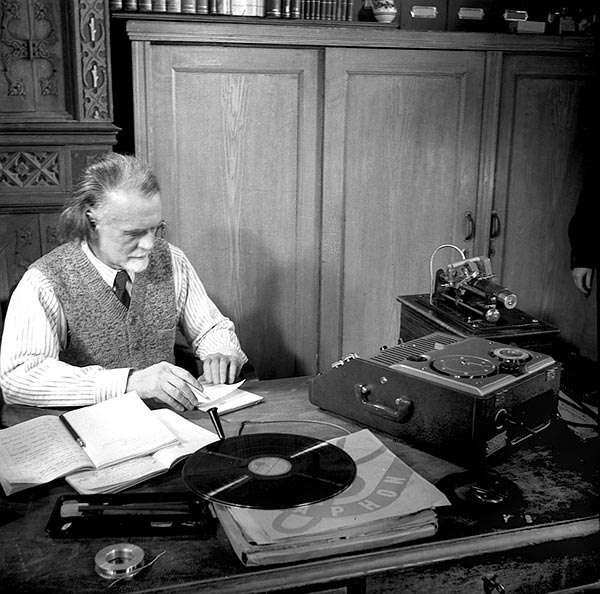 1952: Kodály az Akadémia könyvtárában hallgatja a felvételeket