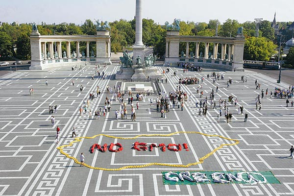 A Greenpeace demonstrációja a Hõsök terén a hazai gmo-tilalom fenntartása mellett