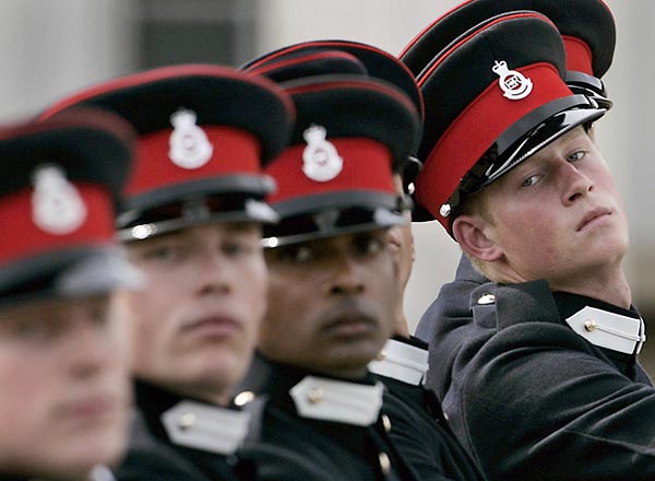 Harry herceg dísszemlén, még a Sandhurst Katonai Akadémián