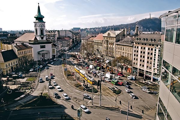 Egyelõre csak a járdán dolgoznak, szoktatják a várost a majdani káoszhoz