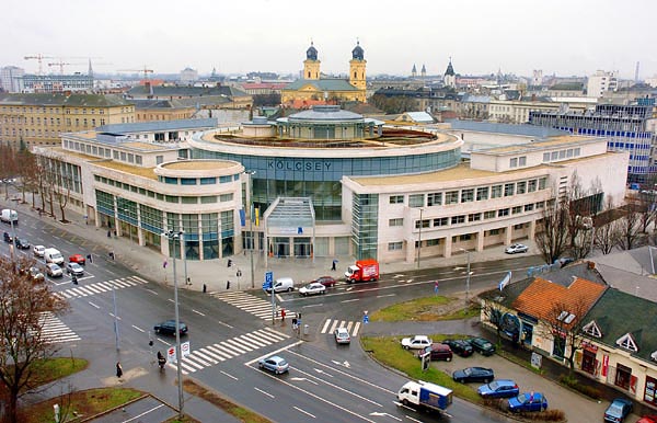 A szálloda és a múzeum úgy fogja körül a konferenciahengert, mint két ölelõ kar