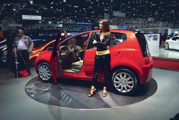 Piros és aranyos: az ideális nõi kocsi a ma nyíló Genfi Autószalonon