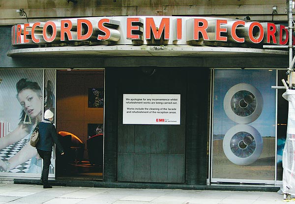 Az EMI kiadó londoni székházának bejárata. Lejárt lemez