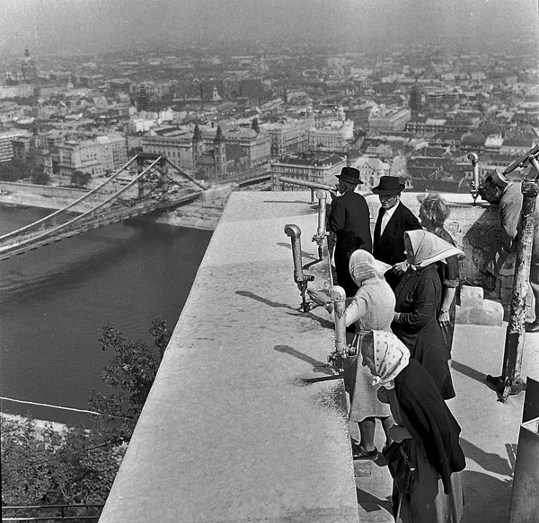 Vidékrõl érkezett turisták a Citadellán. Háttérben az épülõ Erzsébet híd. 1964
