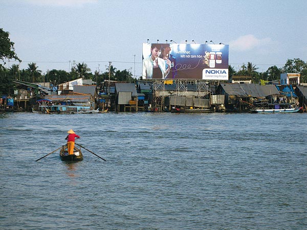 Vietnam két arca: mobiltelefon-hirdetés a Mekong folyó partján